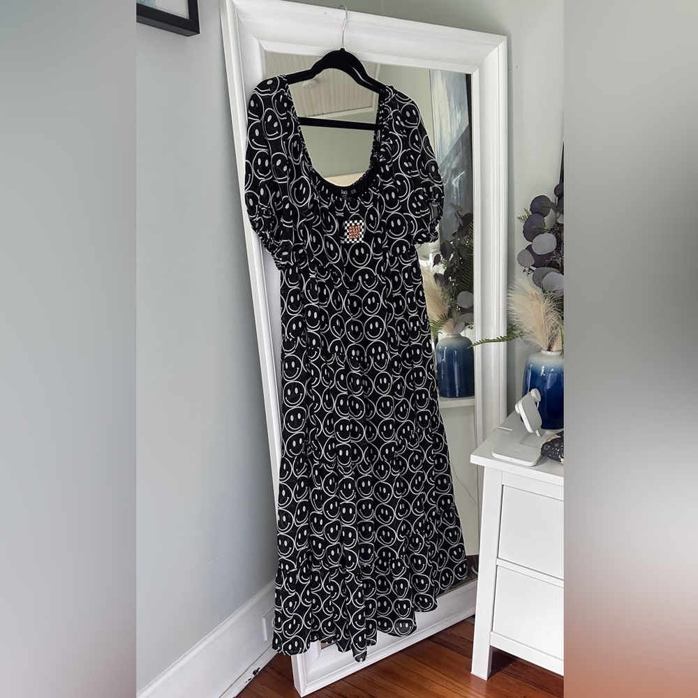 Chic Black and White Smiley Dress - Picture 5 of 8